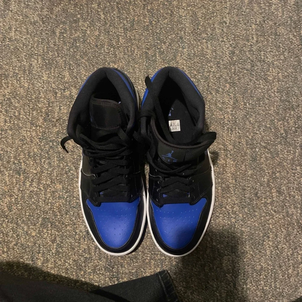 Air Jordan 1 Mid ‘Black Hyper Royal’ - Picture 3 of 9